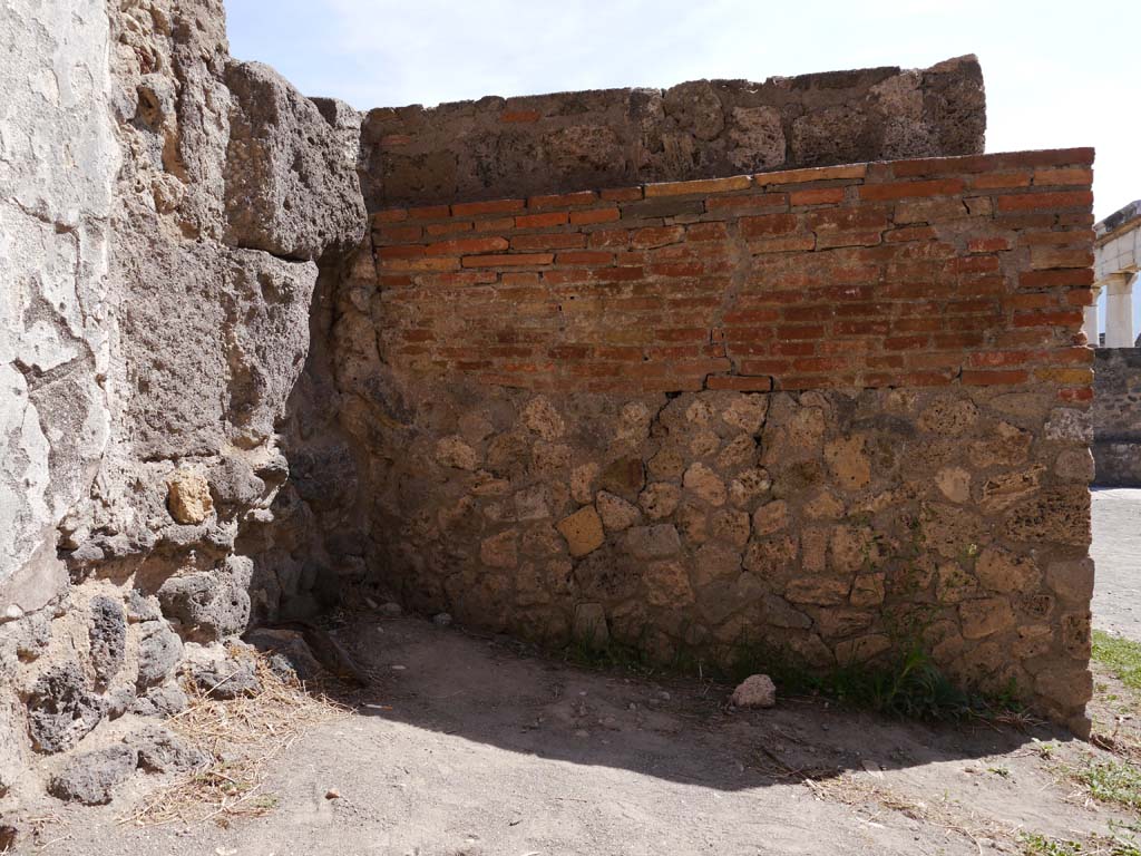 VII.8.1 Pompeii, September 2018. Detail of area in south-west corner of Temple, south wall.
Foto Anne Kleineberg, ERC Grant 681269 DÉCOR.


