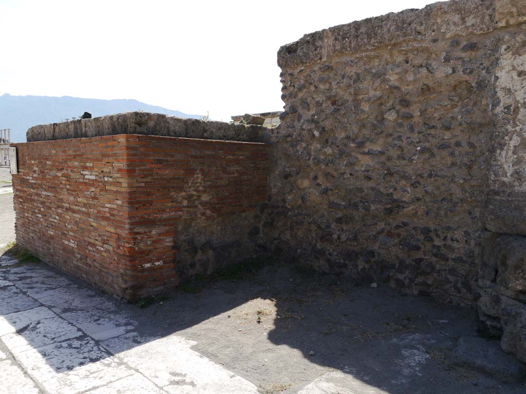 VII.8.01 Pompeii, September 2018. 
South-east corner, looking towards two side walls, one masonry, one stone, of bases/area on east side of steps.
Foto Anne Kleineberg, ERC Grant 681269 DÉCOR.
