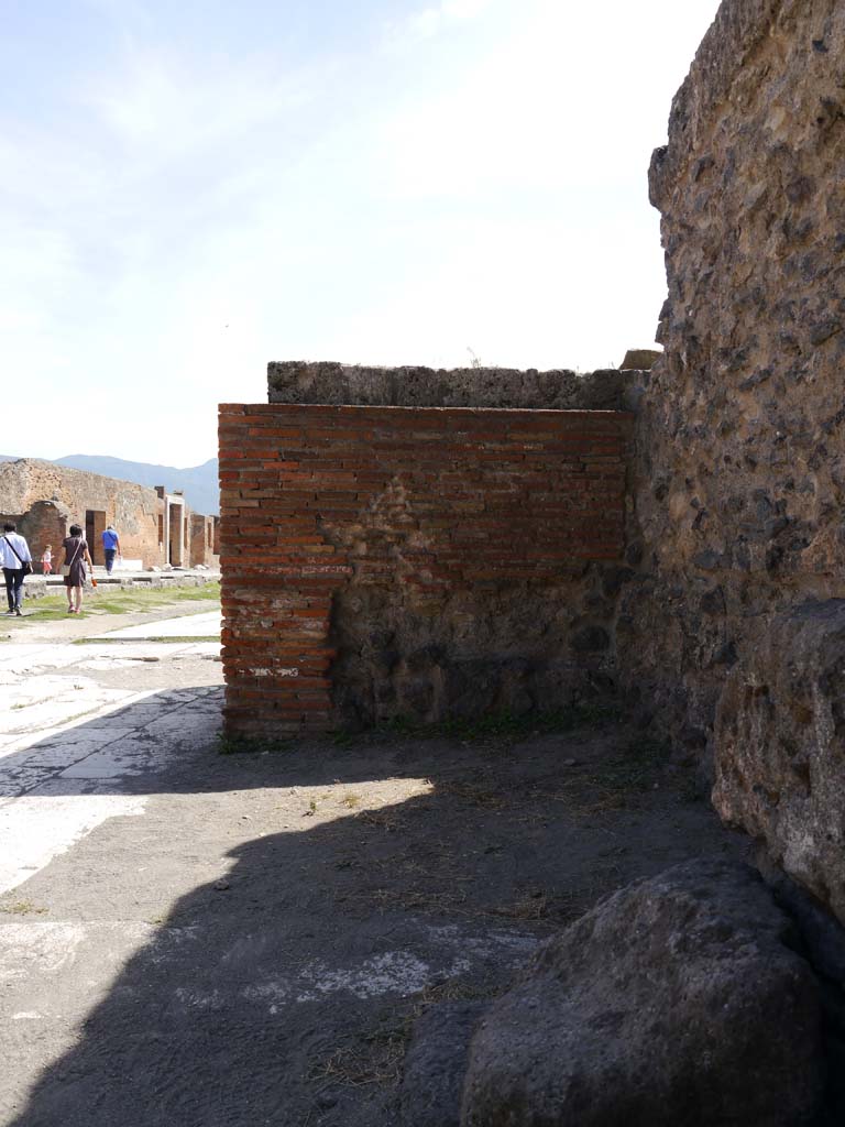 VII.8.01 Pompeii, September 2018. South-east corner, looking south to masonry wall of base.
Foto Anne Kleineberg, ERC Grant 681269 DÉCOR.


