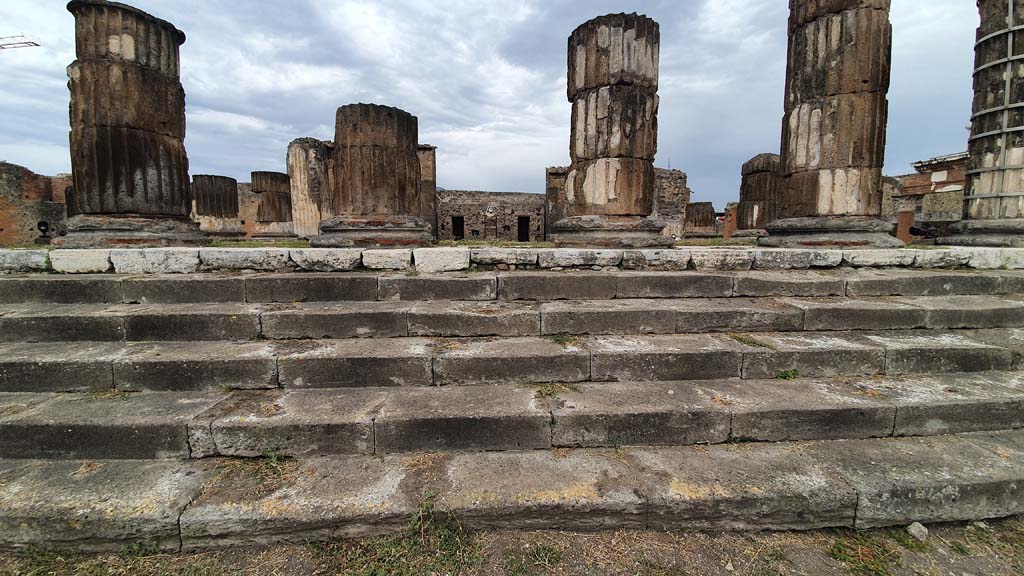 VII.8.1 Pompeii.  Temple of Jupiter, steps leading up the podium. 