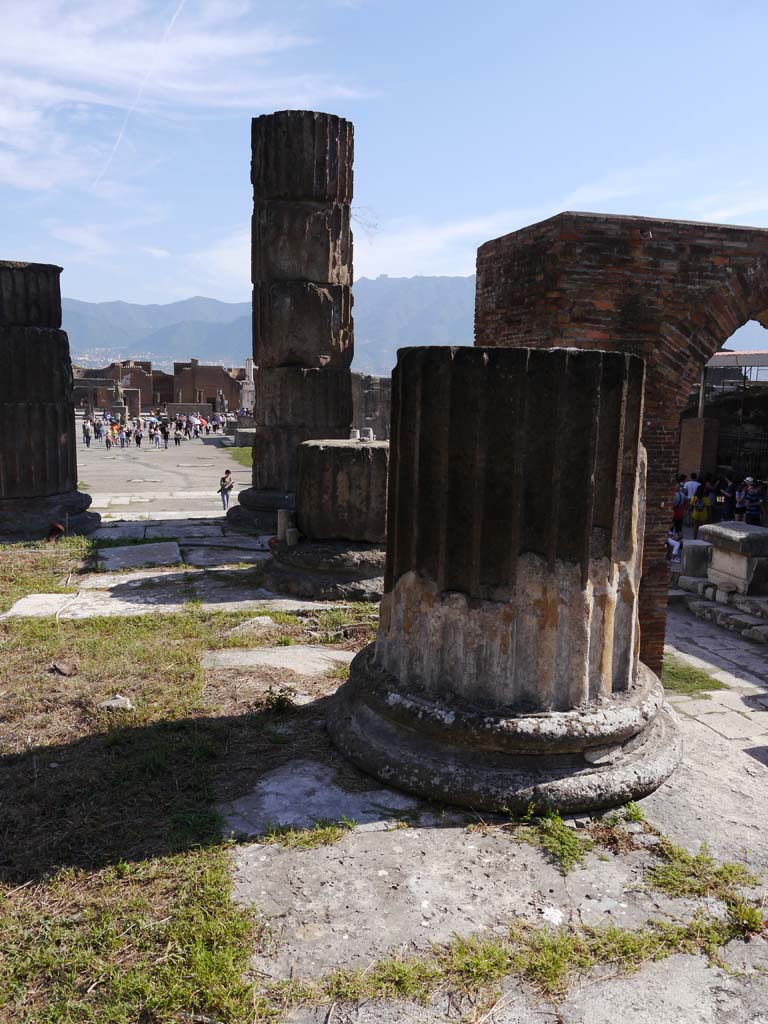 VII.8.01 Pompeii. September 2018. Looking towards Temple wall on west side of doorway.
Foto Anne Kleineberg, ERC Grant 681269 DÉCOR.
