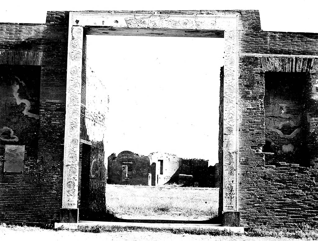 VII.9.1 Pompeii. September 2005. Portico 1. South end. Apsidal niche 4.
