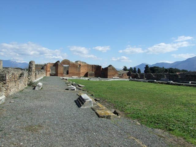 VII.9.1 Pompeii. March 2009. Colonnade 9 on north side of courtyard. Looking east towards rear wall with large central apse 10 with pedestal.