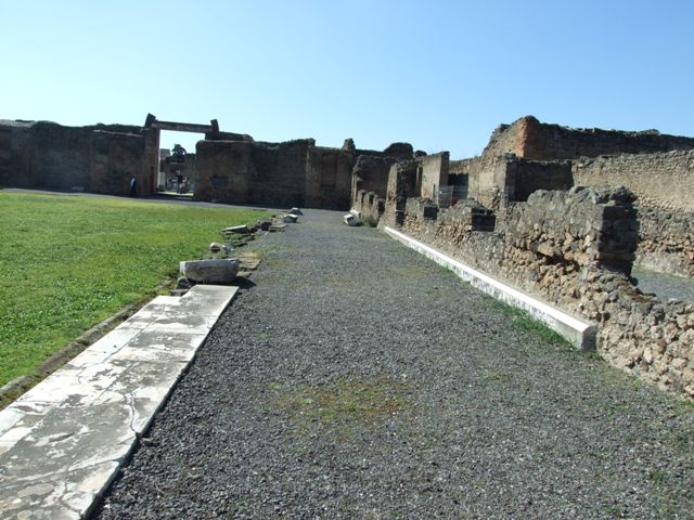 VII.9.1 Pompeii. March 2009. Looking east along south colonnade 9.