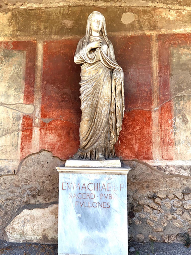 VII.9.1 Pompeii. April 2022. 
Broad niche 13 with the statue of Eumachia. Photo courtesy of Giuseppe Ciaramella.

