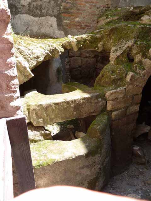 VII.9.1 Pompeii. March 2009. Porters room 8 on south side of entrance 6. Small arch.