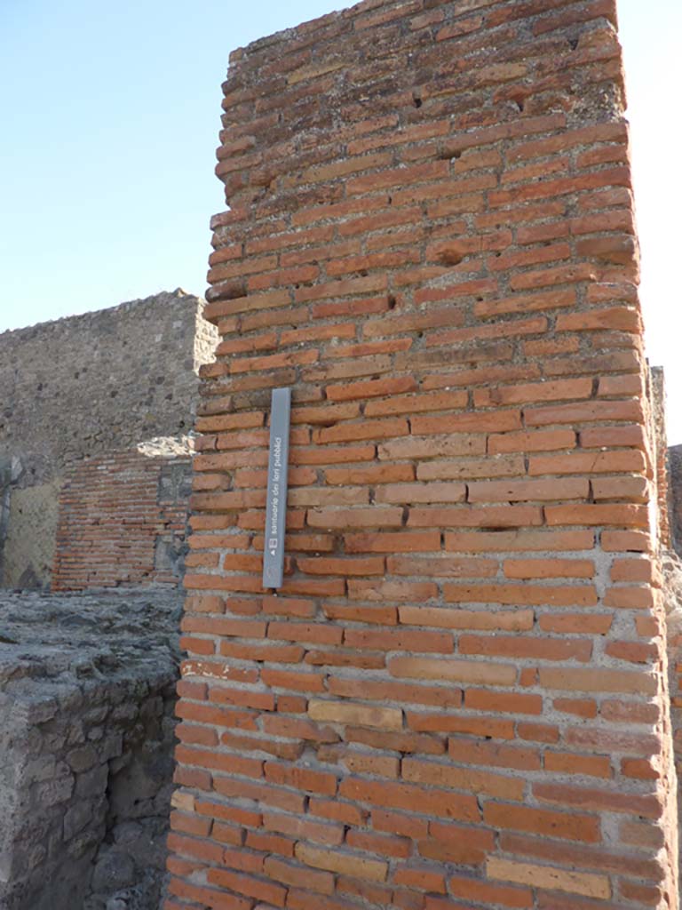 VII.9.3 Pompeii. October 2014. Masonry pilaster at north end, with podium and VII.9.4, on left.
Foto Annette Haug, ERC Grant 681269 DÉCOR
