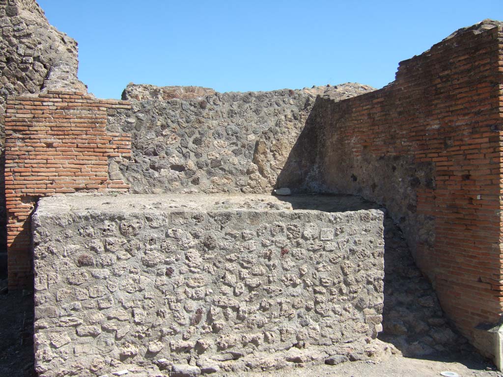 VII.9.3 Pompeii.  September 2005.  Podium to north of entrance.