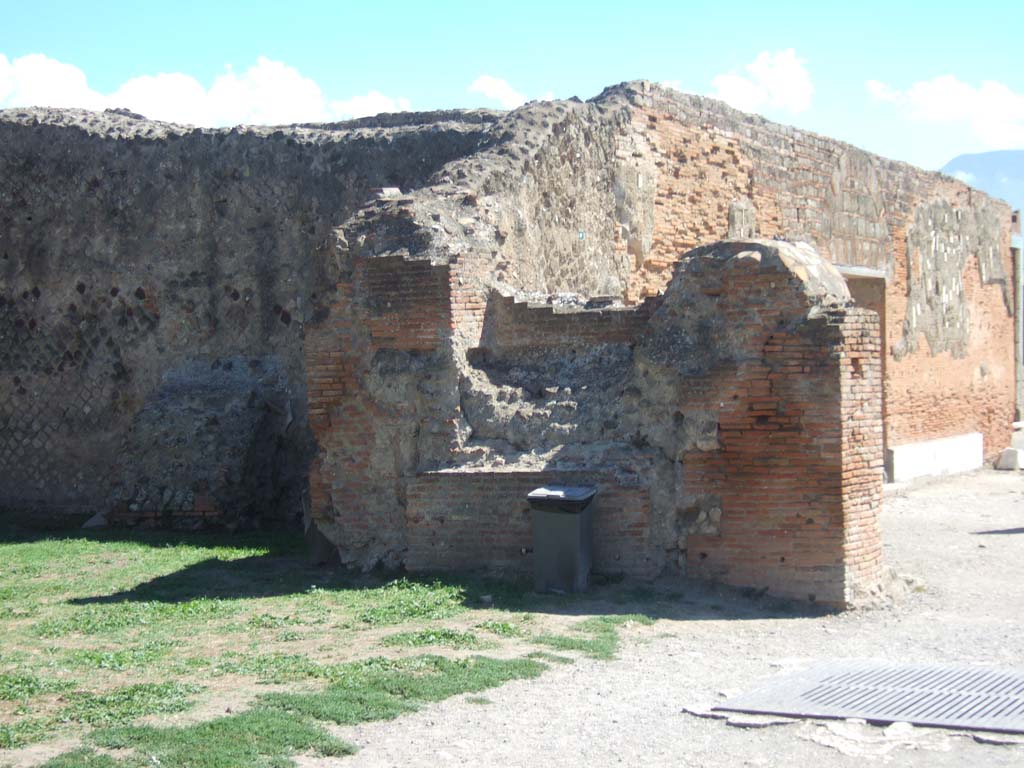 VII.9.3 Pompeii. September 2005. Looking towards south-east corner.
