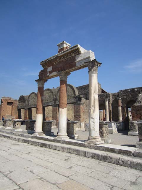 VII.9.7 Pompeii. September 2005. Entrance to Macellum.