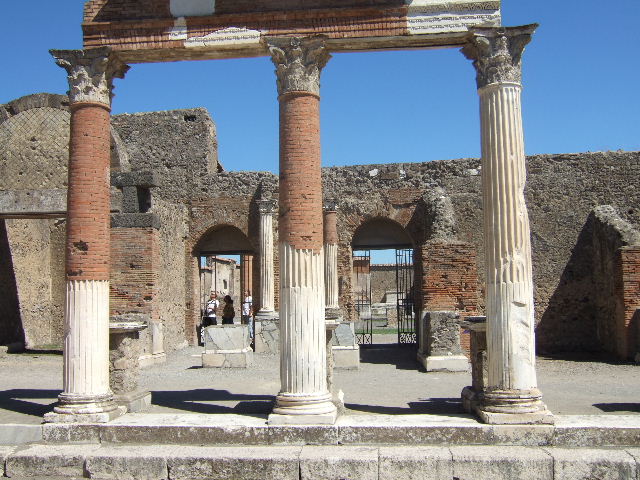 VII.9.7 and VII.9.8 Pompeii. Macellum. September 2005. North west corner. Painting of Io listening to Argo or Argus.