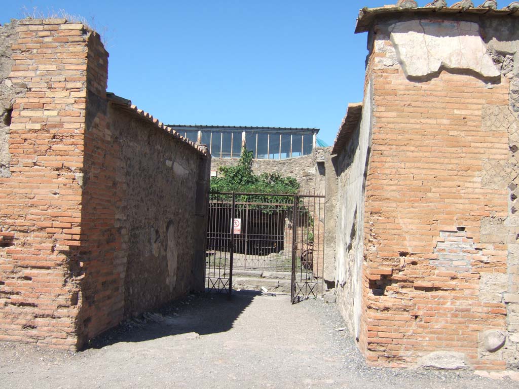 VII.9.19 Pompeii. September 2005. Looking out through north entrance of Macellum, from inside.