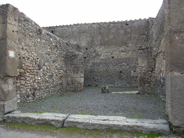 VII.9.20 Pompeii.  Shop.  December 2007.  Entrance.