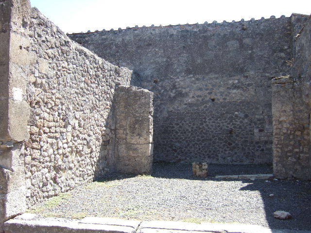 VII.9.20 Pompeii.  Shop.  December 2007.  Rear rooms.