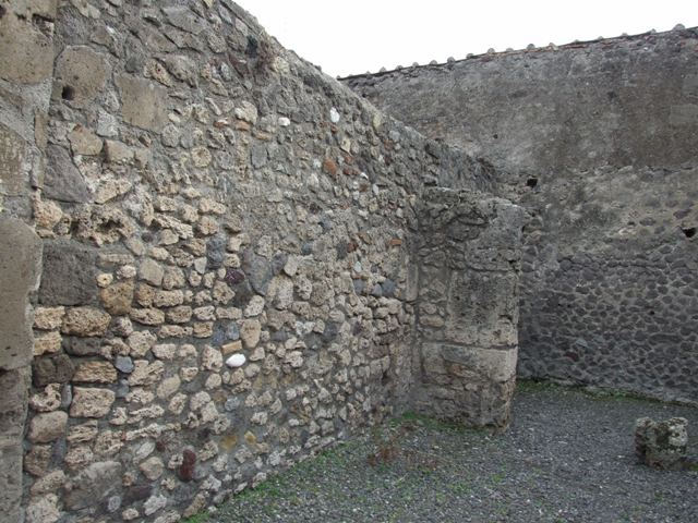 VII.9.20 Pompeii.  Shop.  September 2005. East wall and rear rooms on south side.