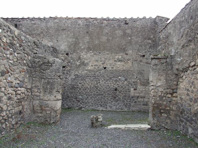 VII.9.20 Pompeii.  Shop.  December 2007.  East wall.