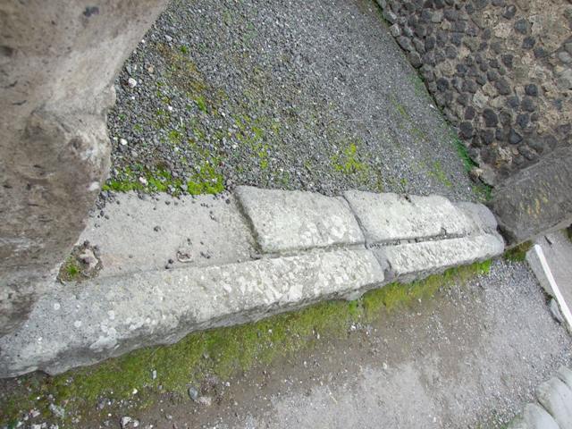 VII.9.20 Pompeii.  Shop.  December 2007.  Sill.