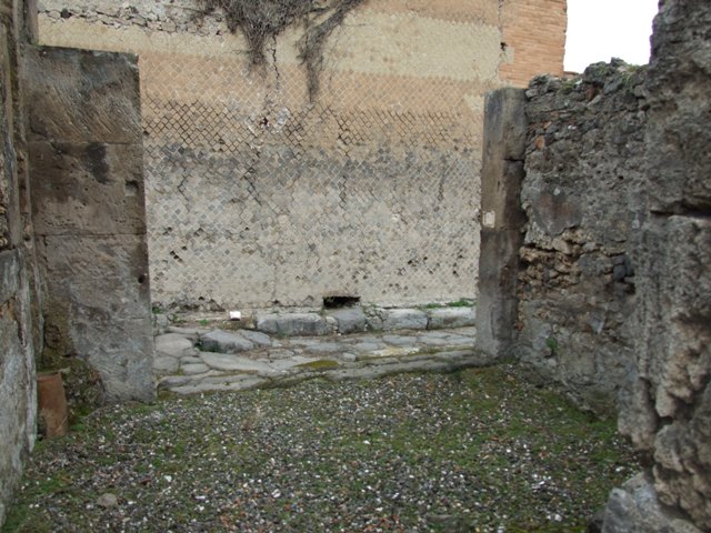 VII.9.48 Pompeii. March 2009.  Looking north to the north-west corner of the shop, from atrium of VII.9.47
