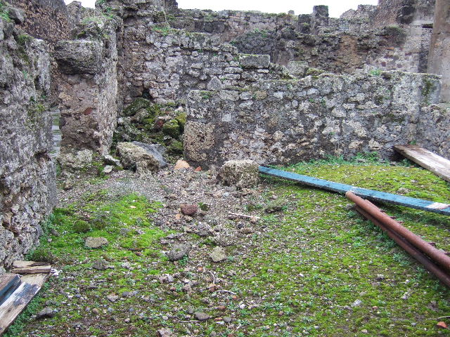 VII.9.61 Pompeii.  December 2005. Looking west. Entrance VII.9.62 is on the left side of the room.