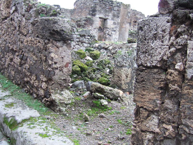 VII.9.62 Pompeii. December 2005. Looking north at doorway to small room.