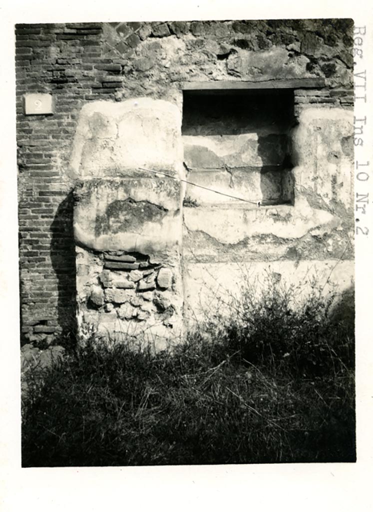 VII.10.2 Pompeii. Pre-1937-39. North wall with niche.
Photo courtesy of American Academy in Rome, Photographic Archive. Warsher collection no. 1561.
