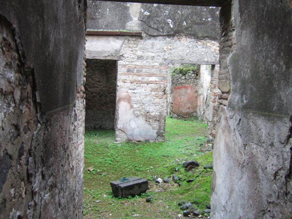 VII.11.11 Pompeii.  December 2005.  Looking from entrance across atrium.