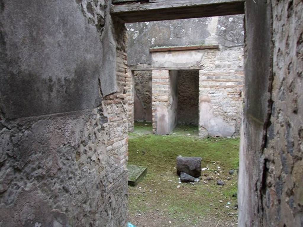 VII.11.11 Pompeii.  December 2006.  Looking across atrium and impluvium.