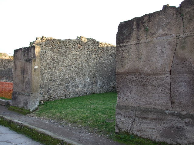 VII.12.10 Pompeii. September 2005. East wall.