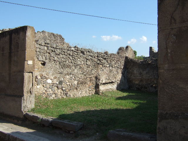 VII.12.12 Pompeii. September 2005. South side.
