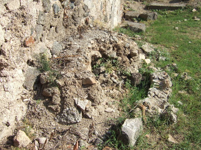VII.12.13 Pompeii. September 2005. Looking north from bakery to front of shop.