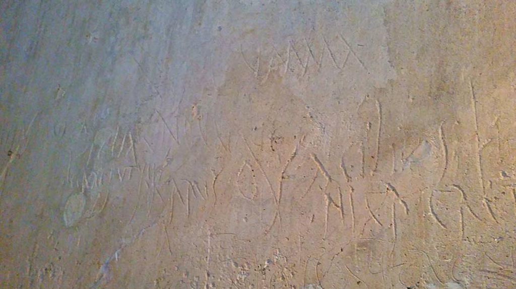 VII.12.18 Pompeii. Graffito on plastered wall of prostitute’s room.
According to the Epigraphic Database Roma these read:
Puteolanis feliciter
omnibus Nucherinis
felicia et uncu(m) Pompeianis
Petecusanis       [CIL IV 2183]

