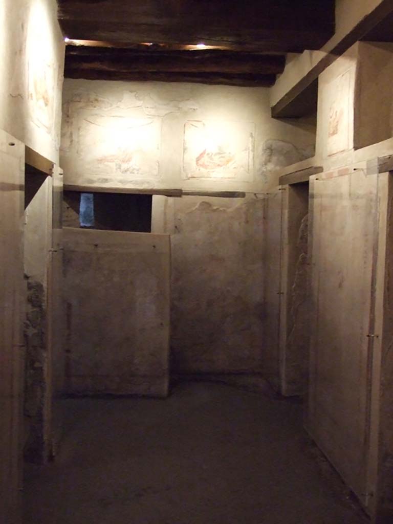 VII.12.18 Pompeii. July 2021. Upper west wall above latrine.
Foto Annette Haug, ERC Grant 681269 DÉCOR.
