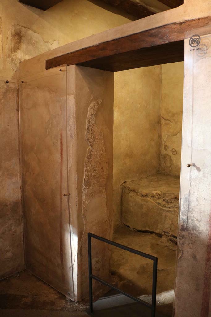 VII.12.18 Pompeii. May 2015. Looking towards doorways to rooms on the south side. Photo courtesy of Buzz Ferebee.

