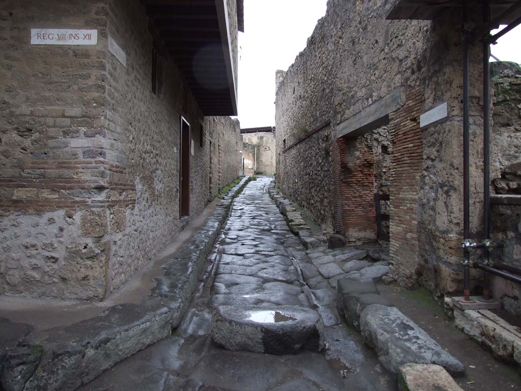 VII.12.18 Pompeii, on left. December 2006.      Vicolo del Lupanare, looking north.                      VII.1, on the right.