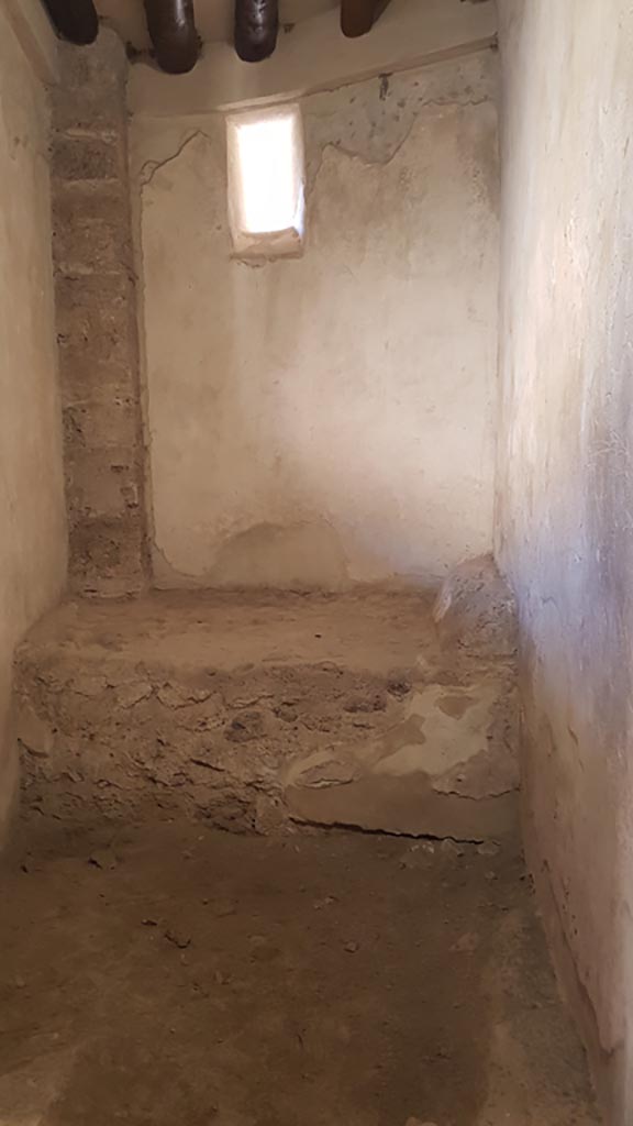 VII.12.18 Pompeii. July 2021. 
Looking through doorway into room for use by prostitute, on south side at east end.
Foto Annette Haug, ERC Grant 681269 DÉCOR.


