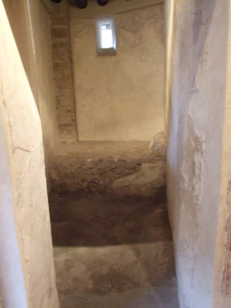 VII.12.18 Pompeii. May 2015. Prostitutes room with stone bed. Photo courtesy of Buzz Ferebee.
