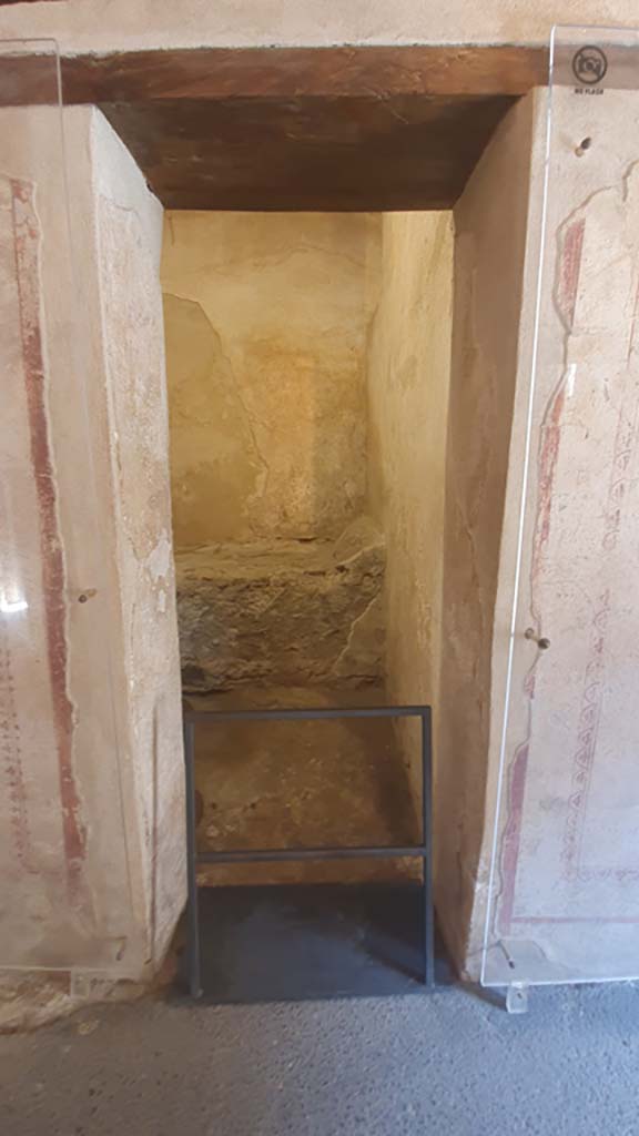 VII.12.18 Pompeii. July 2021. Doorway to prostitute’s room with stone bed. 
Foto Annette Haug, ERC Grant 681269 DÉCOR.

