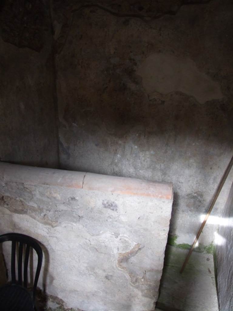 VII.12.20  Pompeii.  March 2009. Wall of latrine.