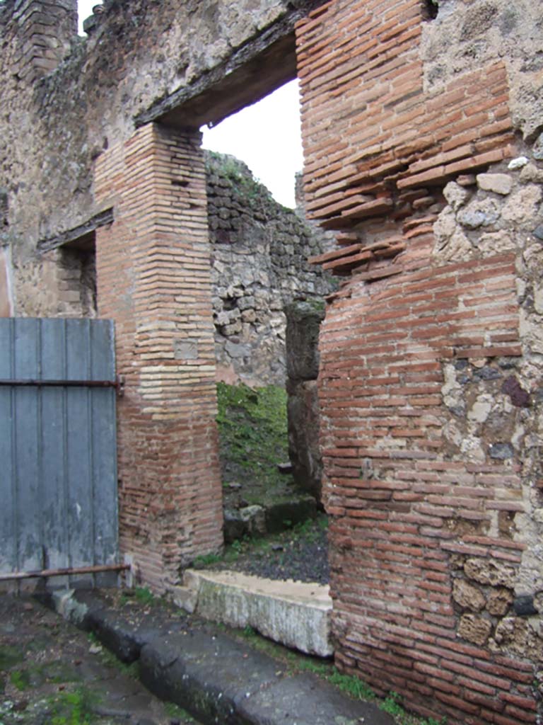 VII.12.21 Pompeii. December 2005. Entrance doorway.