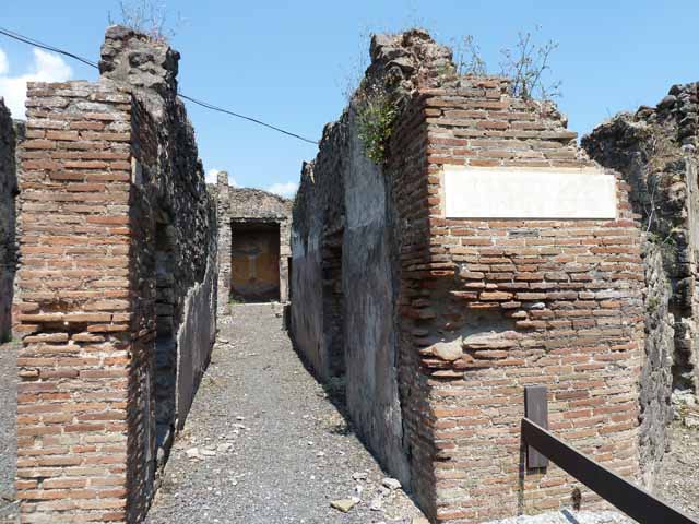 VII.12.26 Pompeii. May 2010. Small garden area on south side of triclinium.
