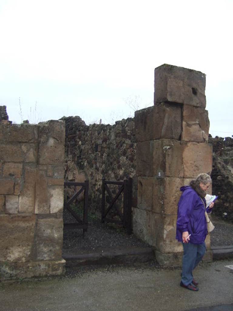 VII.13.8 Pompeii.  December 2005. Entrance.