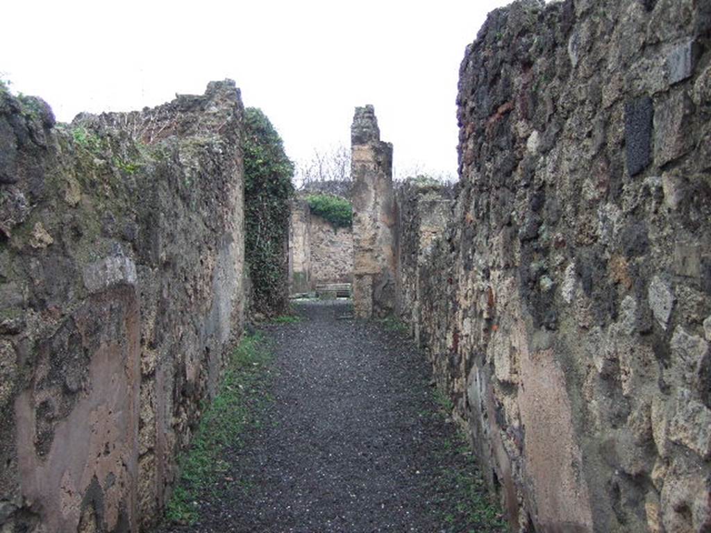 VII.13.8 Pompeii. December 2005. Fauces. The atrium is reached by an extremely long entranceway.