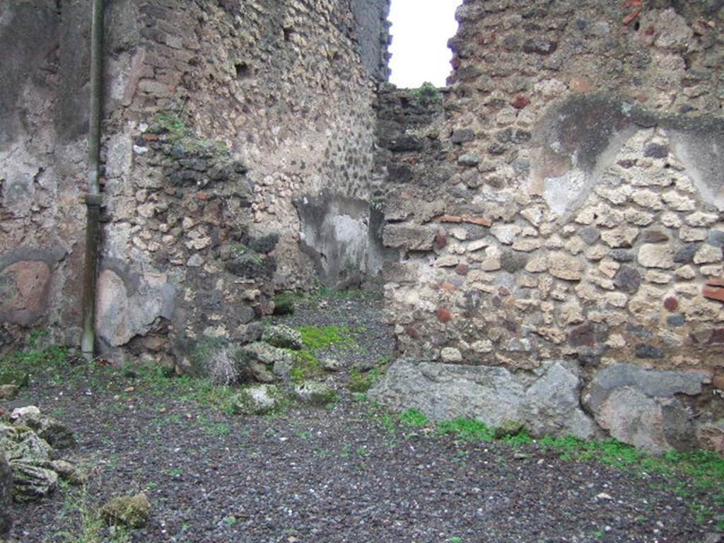 VII.13.8 Pompeii.  December 2005. Triclinium, with doorway to garden area. Looking west.