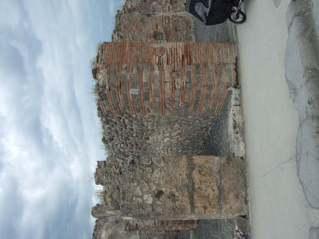 VII.14.7 Pompeii. May 2006. Looking north to site of stairs to upper floor, with latrine below, at rear.