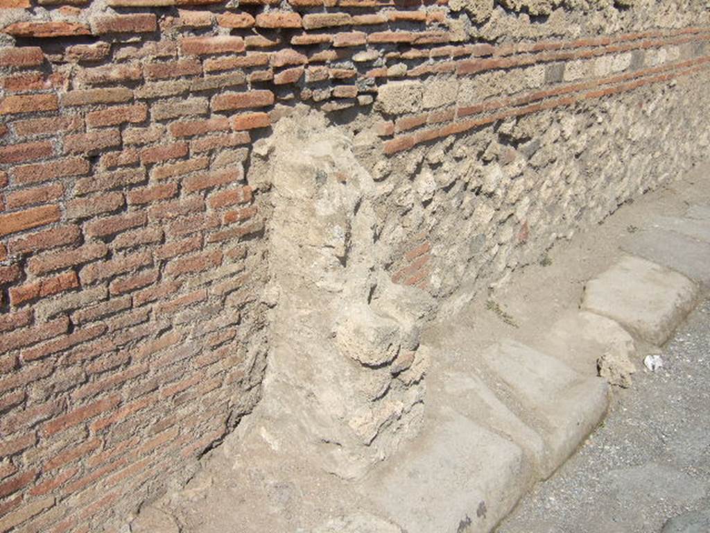 VII.14.14 Pompeii. September 2005. Street altar on side wall in Vico del Lupanare.