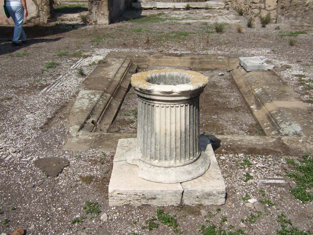 VII.15.2 Pompeii. September 2005. Impluvium and cistern head.