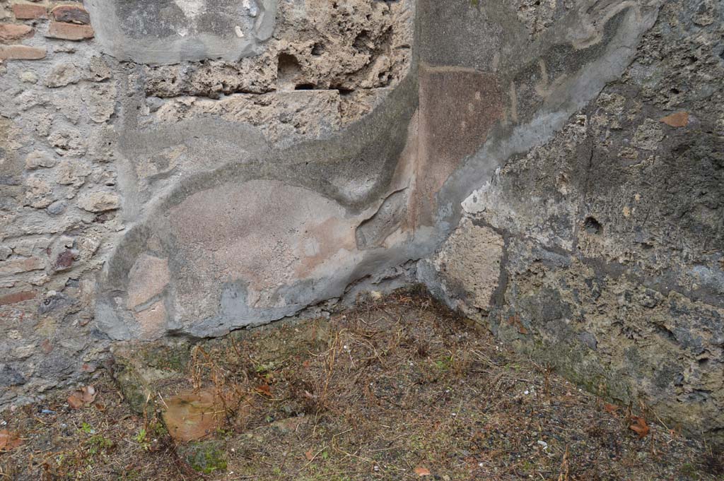 VII.15.12 Pompeii. March 2018. North-east corner of entrance vestibule, looking towards north wall with stucco.
Foto Taylor Lauritsen, ERC Grant 681269 DÉCOR.

