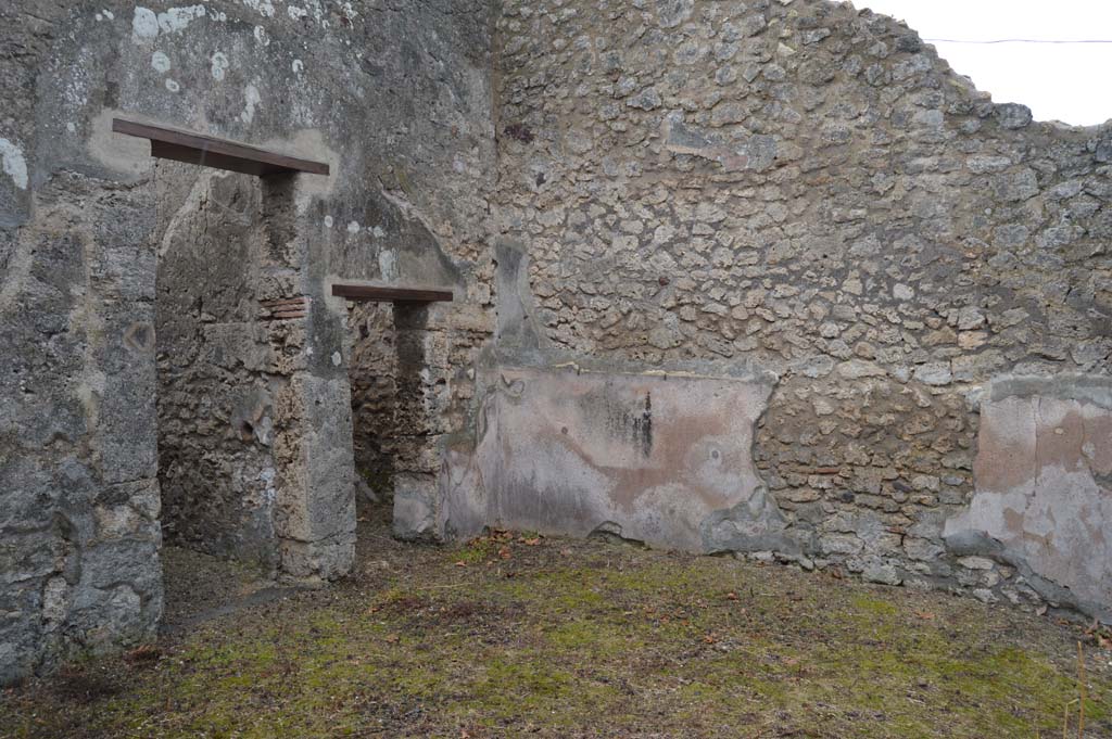 VII.15.12 Pompeii. March 2018. Looking west across entrance vestibule with doorway to corridor, on left, and doorway to cubiculum. 
Foto Taylor Lauritsen, ERC Grant 681269 DÉCOR.


