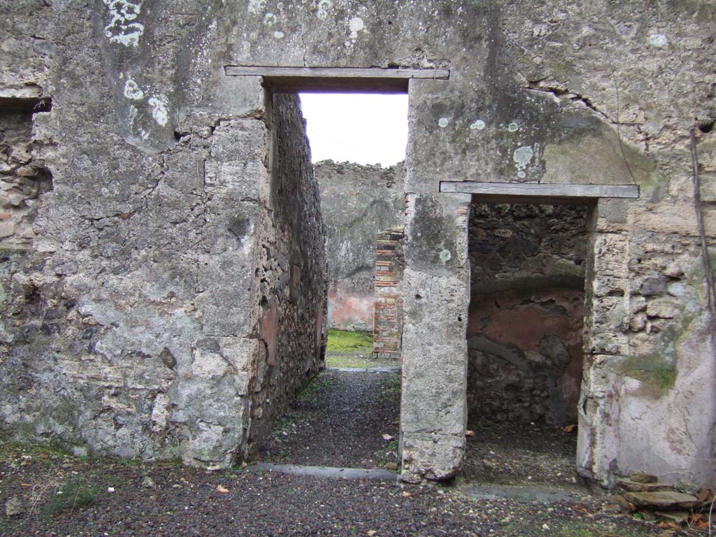 VII.15.12 Pompeii. December 2005. Looking south to corridor to rear rooms. On the right is the doorway to a cubiculum.