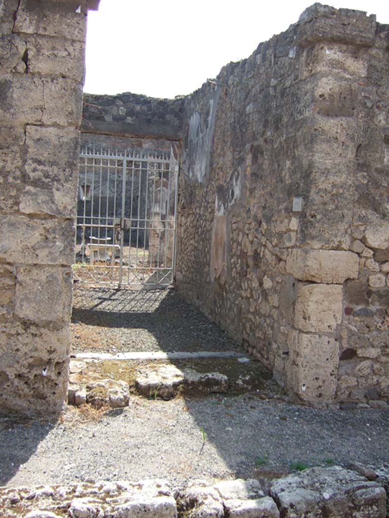 VII.15.13 Pompeii. September 2005. Entrance doorway, looking south.
